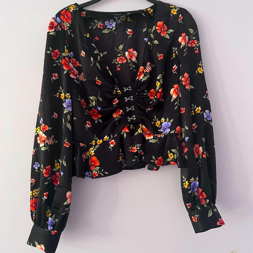 2 for 20‼️ Forever 21 floral satin cropped shirt